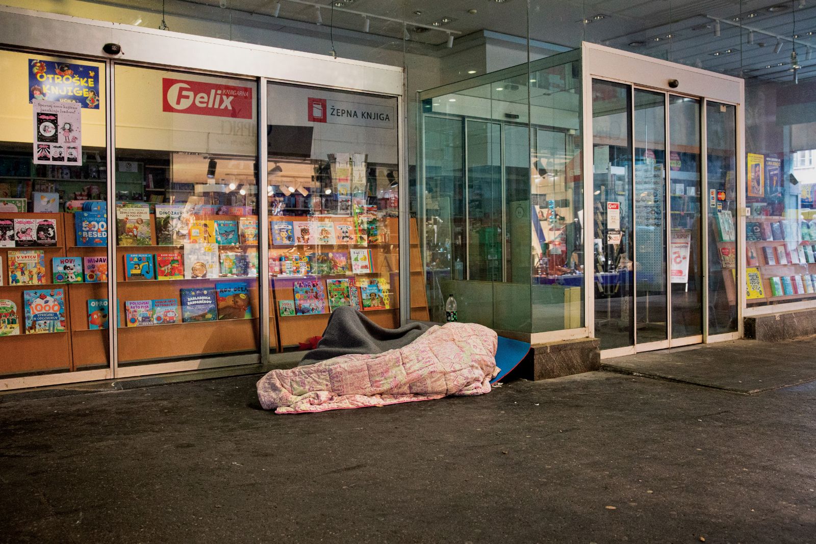 Baz, zapuščenih ali propadajočih stavb, kjer si brezdomni uredijo prebivališče, je v Ljubljani vse manj, posledično ljudje nimajo niti začasne strehe nad glavo, kar je še posebej težavno zdaj, ko so temperature pod ničlo. 