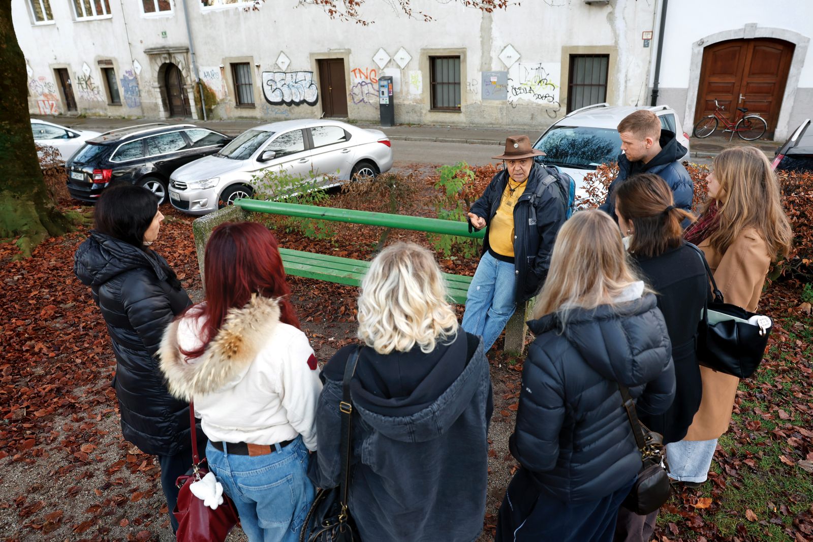 Ambrožev trg, predzadnjo postojanko ture Nevid(e)na Ljubljana, je vodnik Taubi opisal kot najstarejši še obstoječi klošarski park v prestolnici.« 