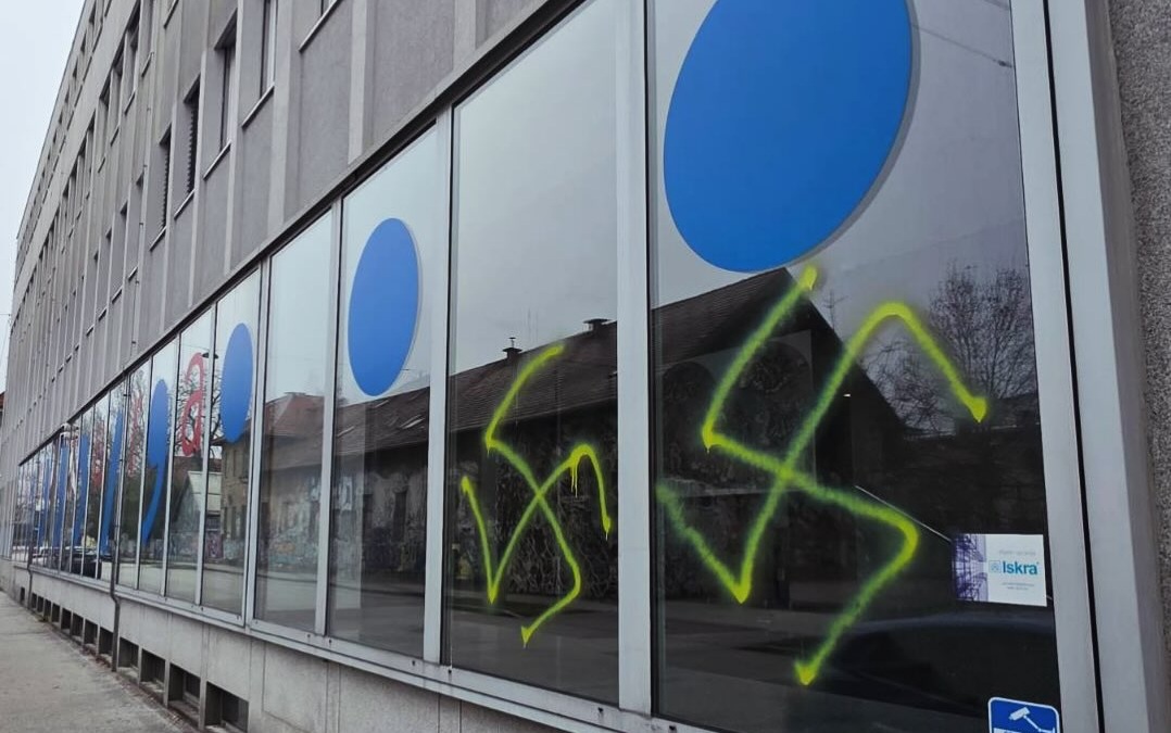 Kazenska ovadba zaradi svastik