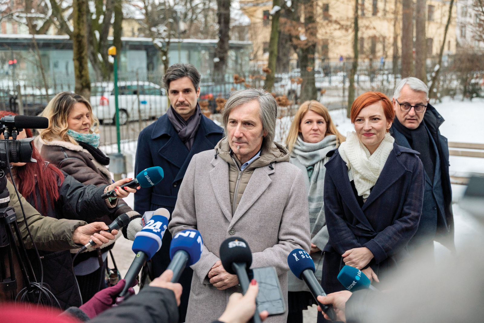 Srečanje strank leve sredine na skupnem kosilu v ljubljanskem Pen Klubu. V ospredju so: Uroš Macerl in Urša Zgojznik, sopredsednika Vesne, ter Luka Mesec in Asta Vrečko, sokoordinatorja Levice. Na volitvah bodo nastopili s skupno listo.