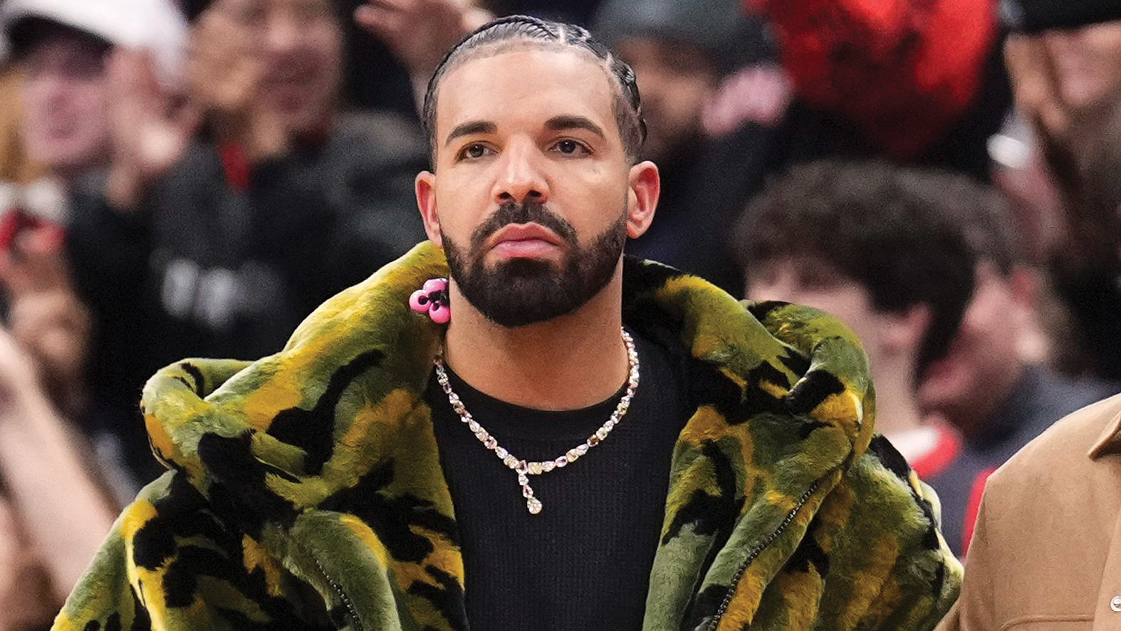 Drake kljub porazu še vedno počiva na lovorikah in živi od stare slave, saj se brez izjeme oklepa ustaljenih, prežvečenih formul.