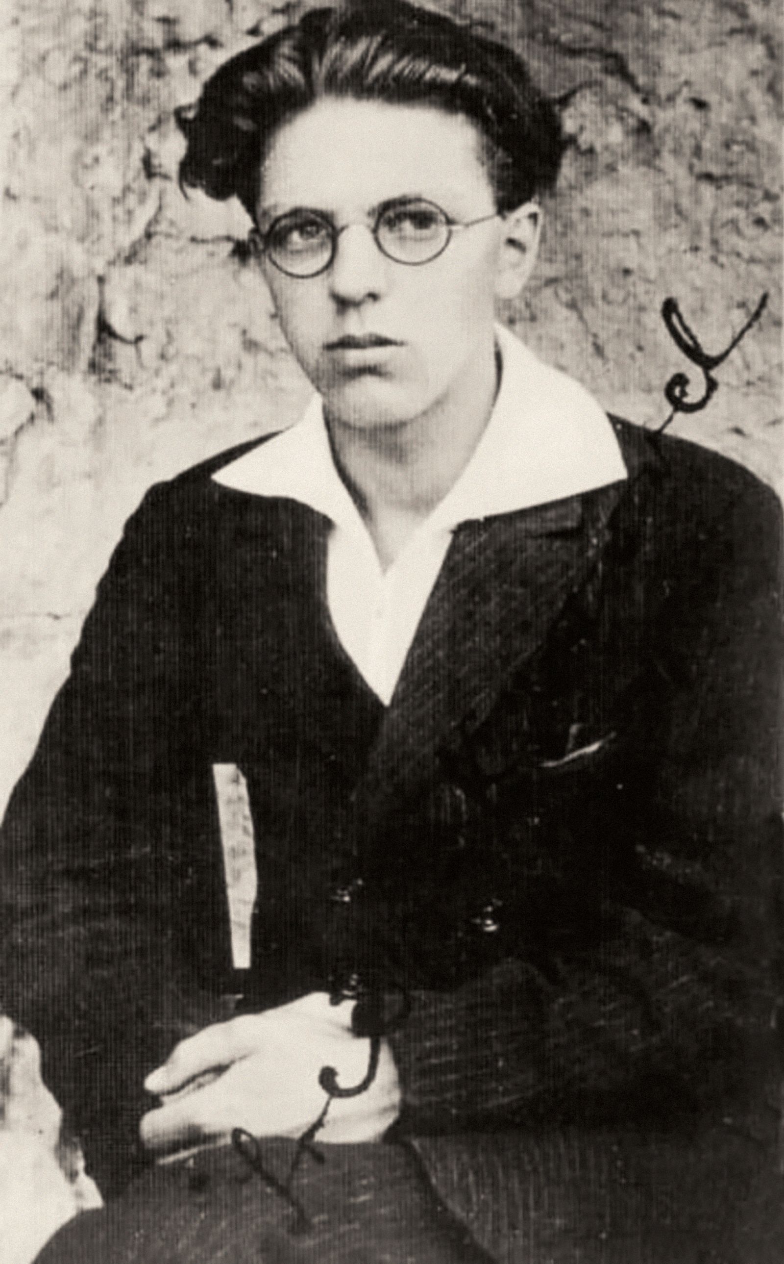 Srečko Kosovel (1904–1926), čigar stoletnico smrti smo obeležili v sredo, 27. maja, in ki mu je posvečeno letošnje, Kosovelovo leto, nas ne nagovarja le kot pesnik ali simbol prezgodaj umrlega genija, temveč tudi kot izjemno občutljiv in ponovno aktualen diagnostik slovenske družbe.