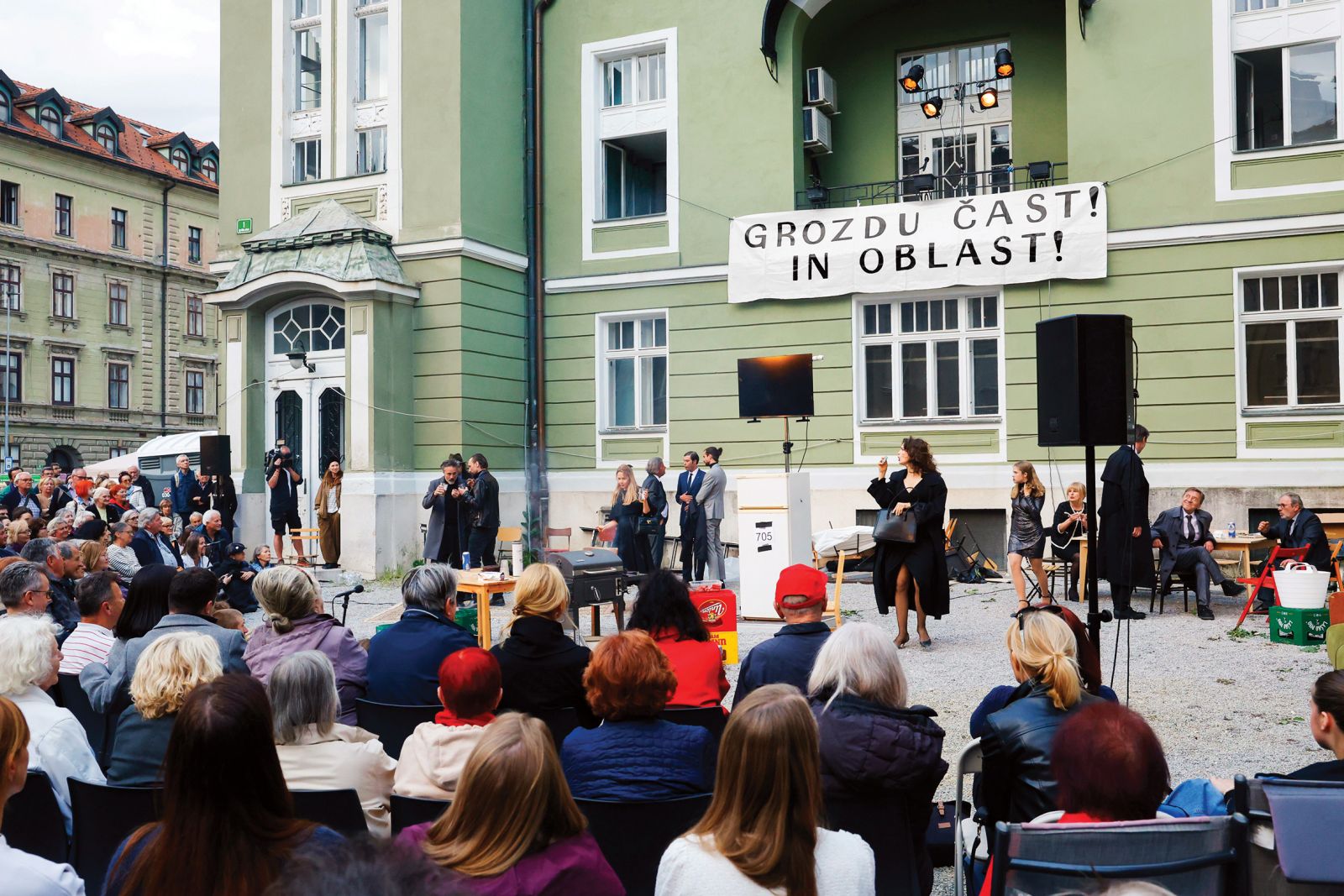 Uprizoritev Za narodov blagor Ivana Cankarja v režiji Vita Tauferja, opozorilo na kritično situacijo SNG Drama LJ; pred stavbo Drame, LJ | Borut Krajnc