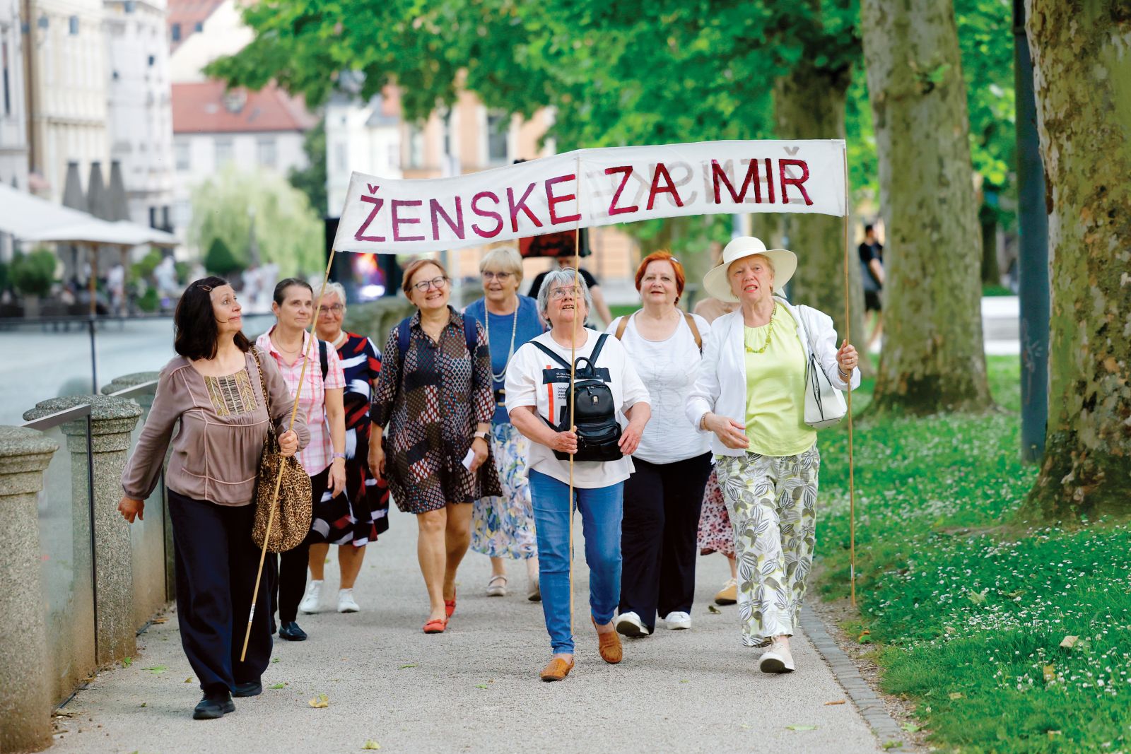 Pohod po poti treh ženskih spomenikov, posvečenim prvim ženskim demonstracijam v drugi svetovni vojni | Borut Krajnc