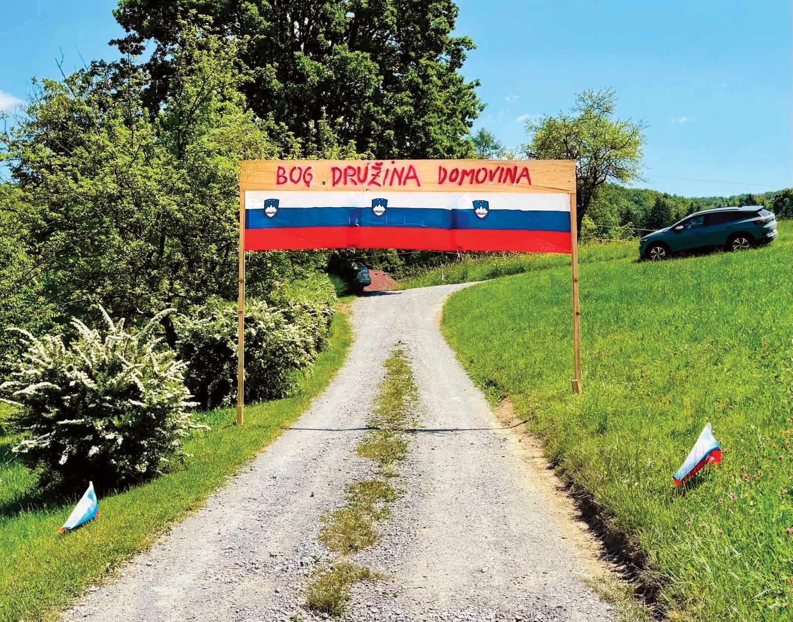 »Tale slavolok zmage smo včeraj postavili pred hišo najboljšega predsednika vlade.« Zapis Miroslava Pačnika (v javnosti je znan kot tisti, ki je Titovemu spomeniku v Velenju odrezal glavo) na njegovem profilu na Facebooku na dan izvolitve Janeza Janše za mandatarja. Miroslav Pačnik in Janez Janša sta soseda.