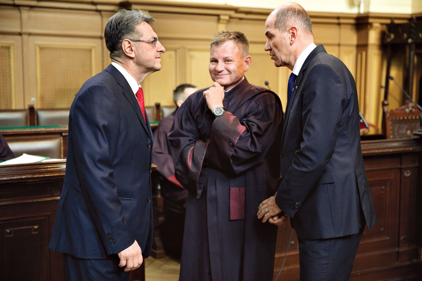 Odvetnik Franci Matoz in obtoženi Janez Janša med sojenjem zaradi orožarskega korupcijskega posla Patria leta 2013, levo soobtoženi Anton Krkovič