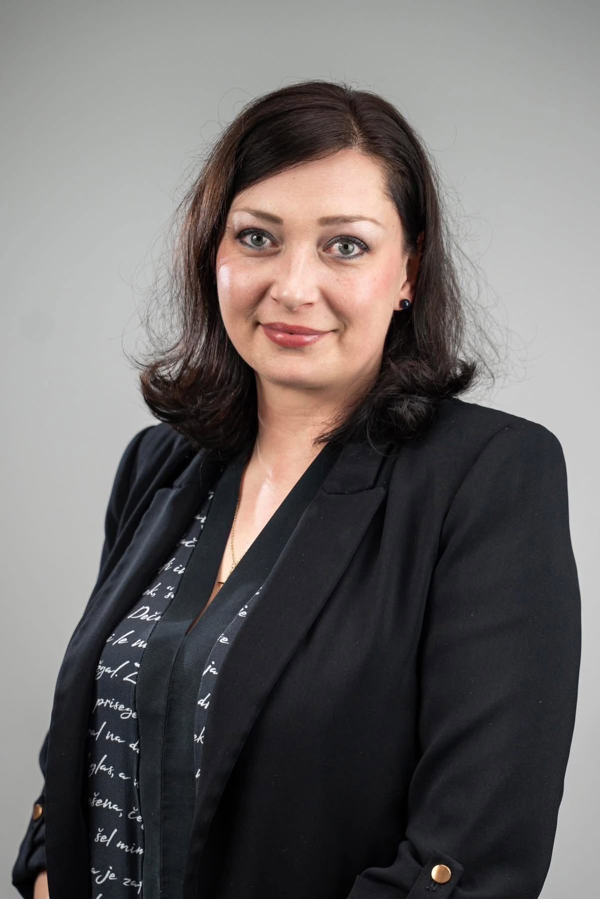Ana Cajhen, nova poslanka Demokratov, sicer oblikovalka slamnikov