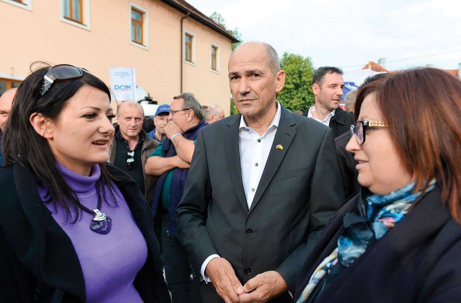 Maja Kocjan (levo) na shodu proti migrantom v Črnomlju leta 2019
