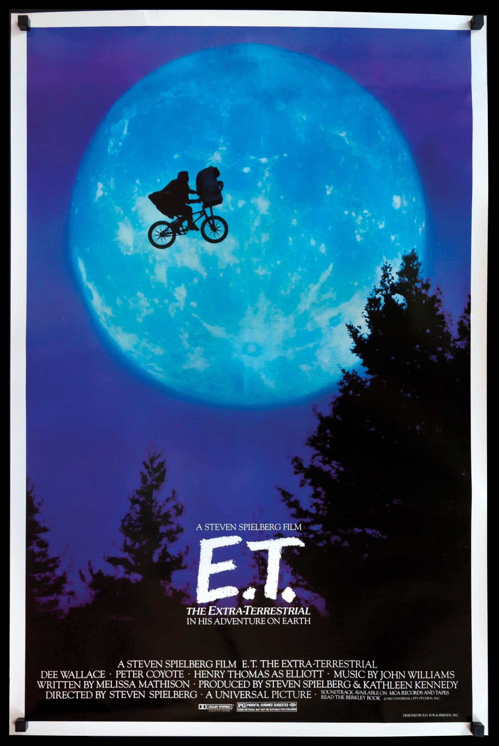 Plakat za Spielbergov hit E. T. Vesoljček (1982) z legendarnim prizorom, v katerem Elliott in E. T. zakolesarita v nebo.