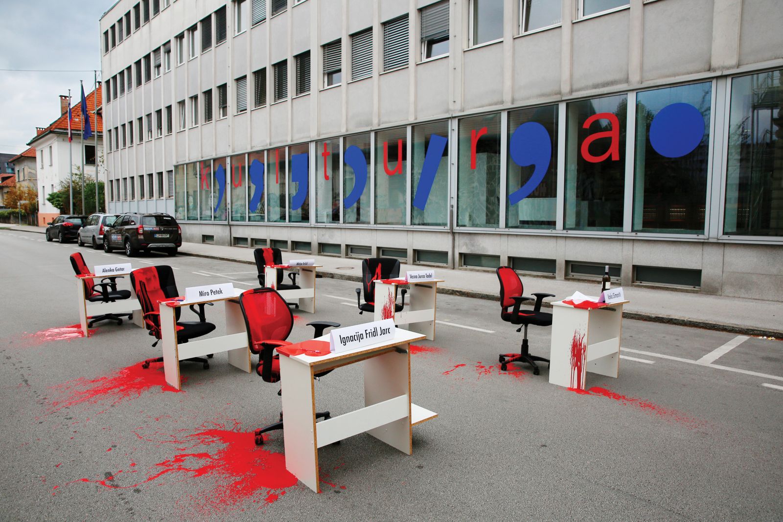 23. oktober 2020: protest proti politiki tedanjega ministra Vaska Simonitija, kjer se je na eni od šolskih miz, politimi z rdečo barvo, simbolom krvaveče kulture, znašlo tudi ime sedanje ministrice. Protestne akcije ni razumela kot simbolne geste ljudi v stiski, temveč kot grožnjo z likvidacijo