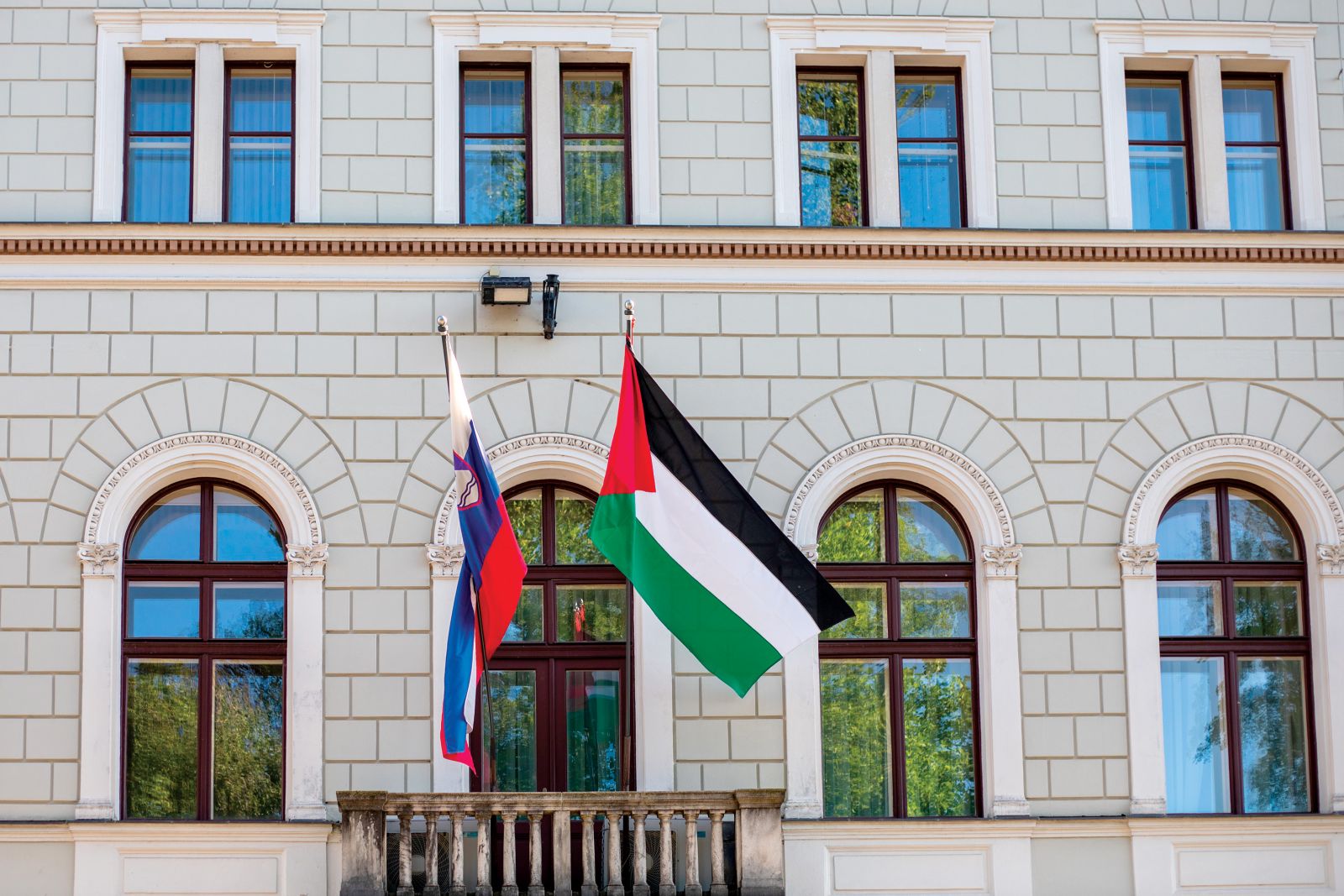 Tisti dan, ko je izginila palestinska zastava izpred vladne stavbe, se je pojavila pred predsedniško palačo | Gašper Lešnik