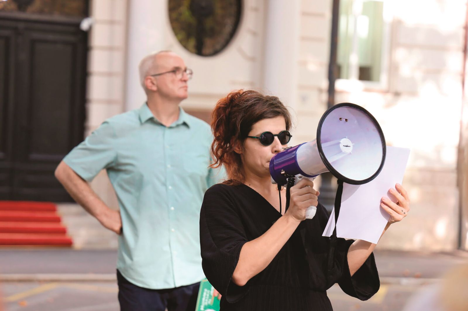 Monika Herceg na protestu v podporo palestinskim novinarjem