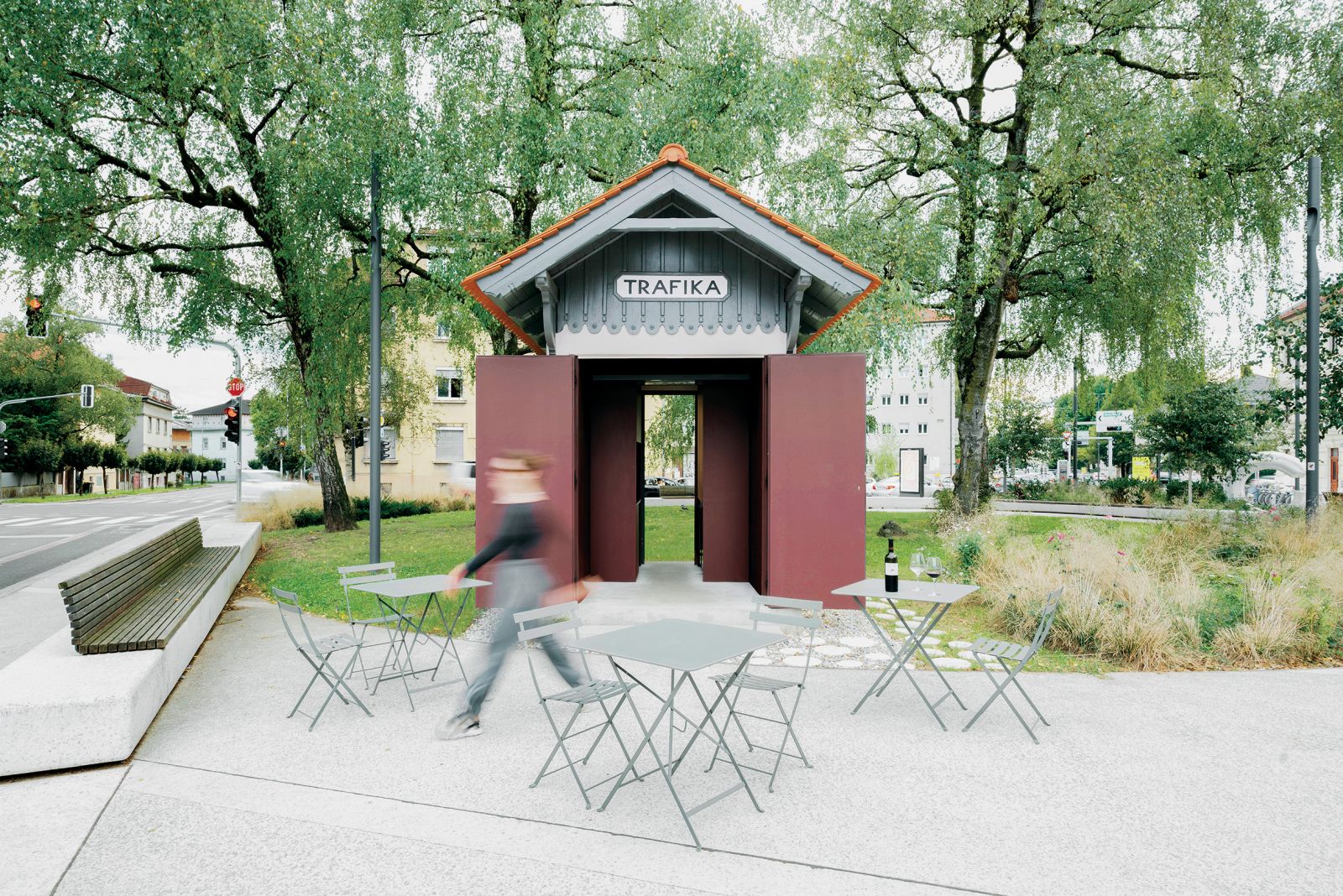 S kioska na trgu Mladinskih delovnih brigad v Ljubljani so v sodelovanju s konservatorji odstranili več plasti barvnih slojev in razkrili njegov secesijski značaj