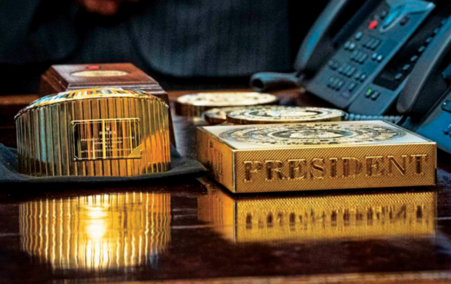 Namizna ura Rolex na pisalni mizi Donalda Trumpa 2025: Nesrečen splet zgodovinskih dogodkov.