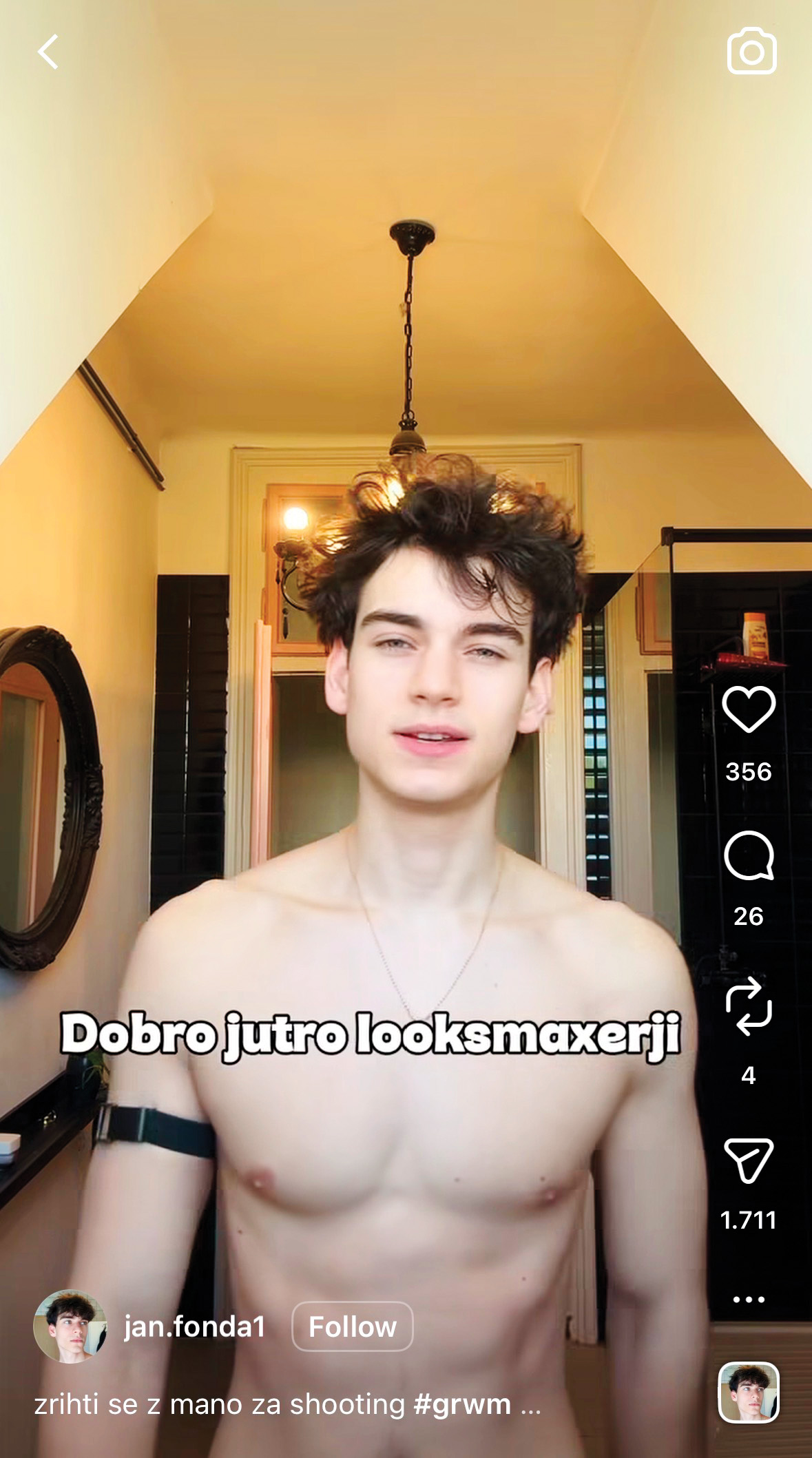 Looksmaxxing je prodrl tudi na naša tla: nadobudni maneken Jan Fonda video z lepotnimi napotki začne z nagovorom »dobro jutri, looksmaxxerji« in konča z »mogganjem ogledala« ali zasenčenjem drugega. 