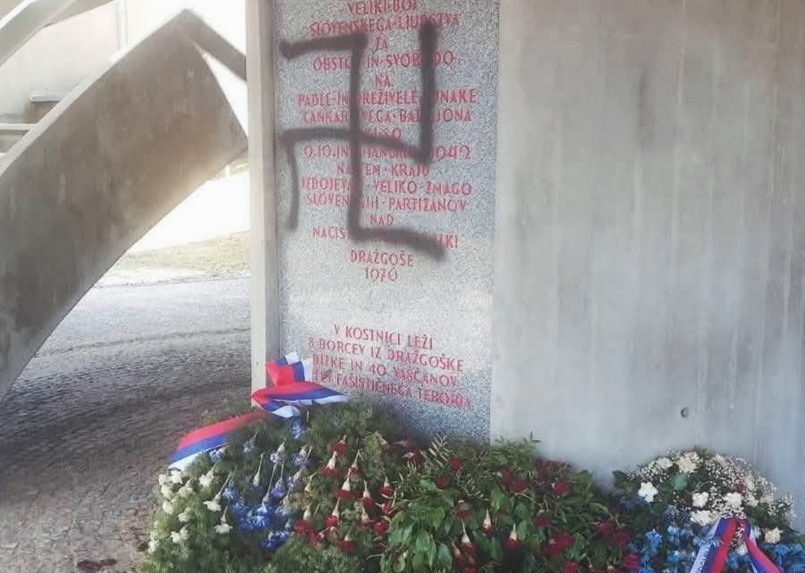 Obveščevalci opazili porast števila skrajnih desničarjev