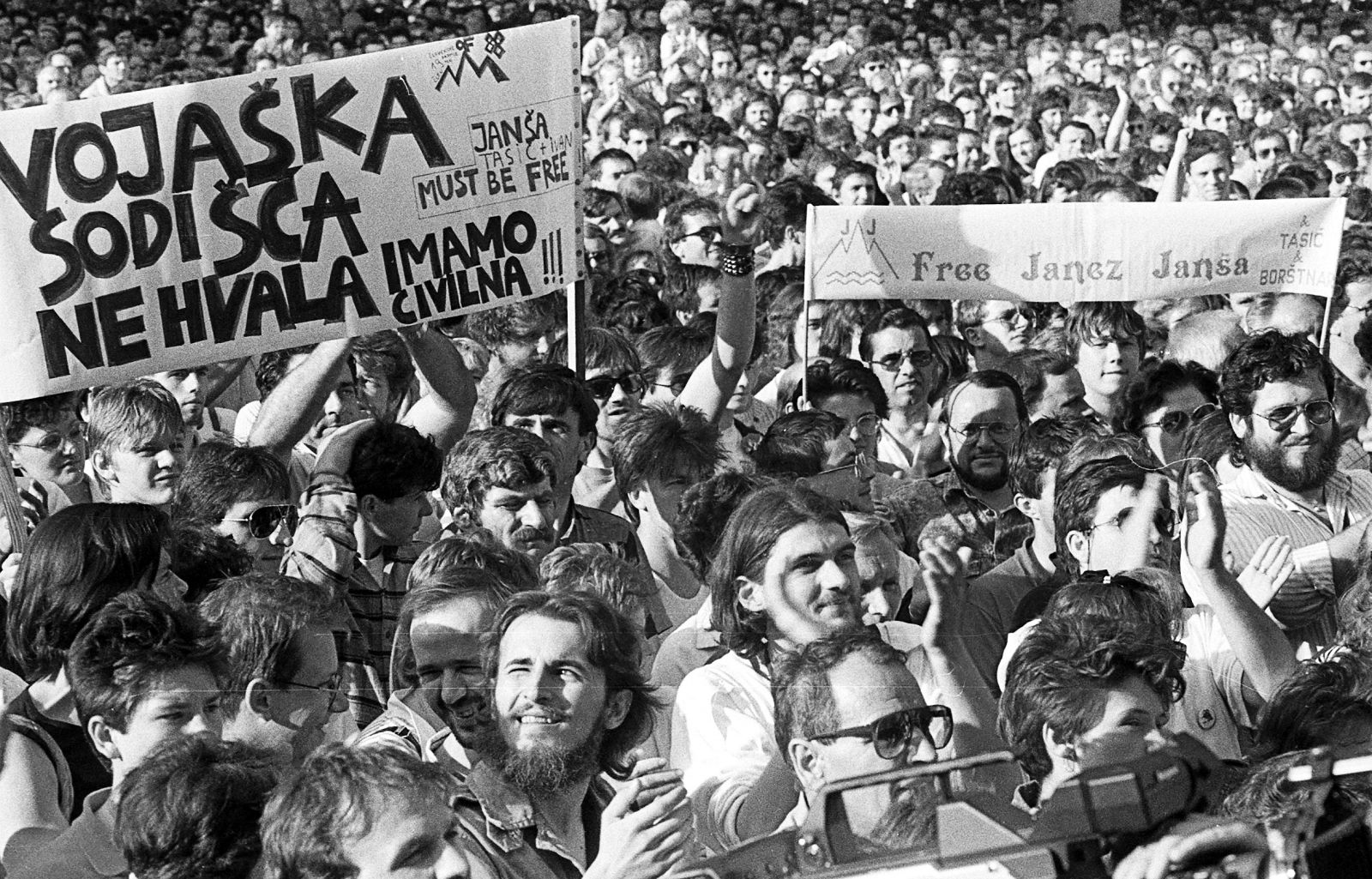 1988: Veliki shod za izpustitev Janše, Borštnerja in Tasića iz vojaškega zapora, Kongresni trg v Ljubljani 21. junija 1988 