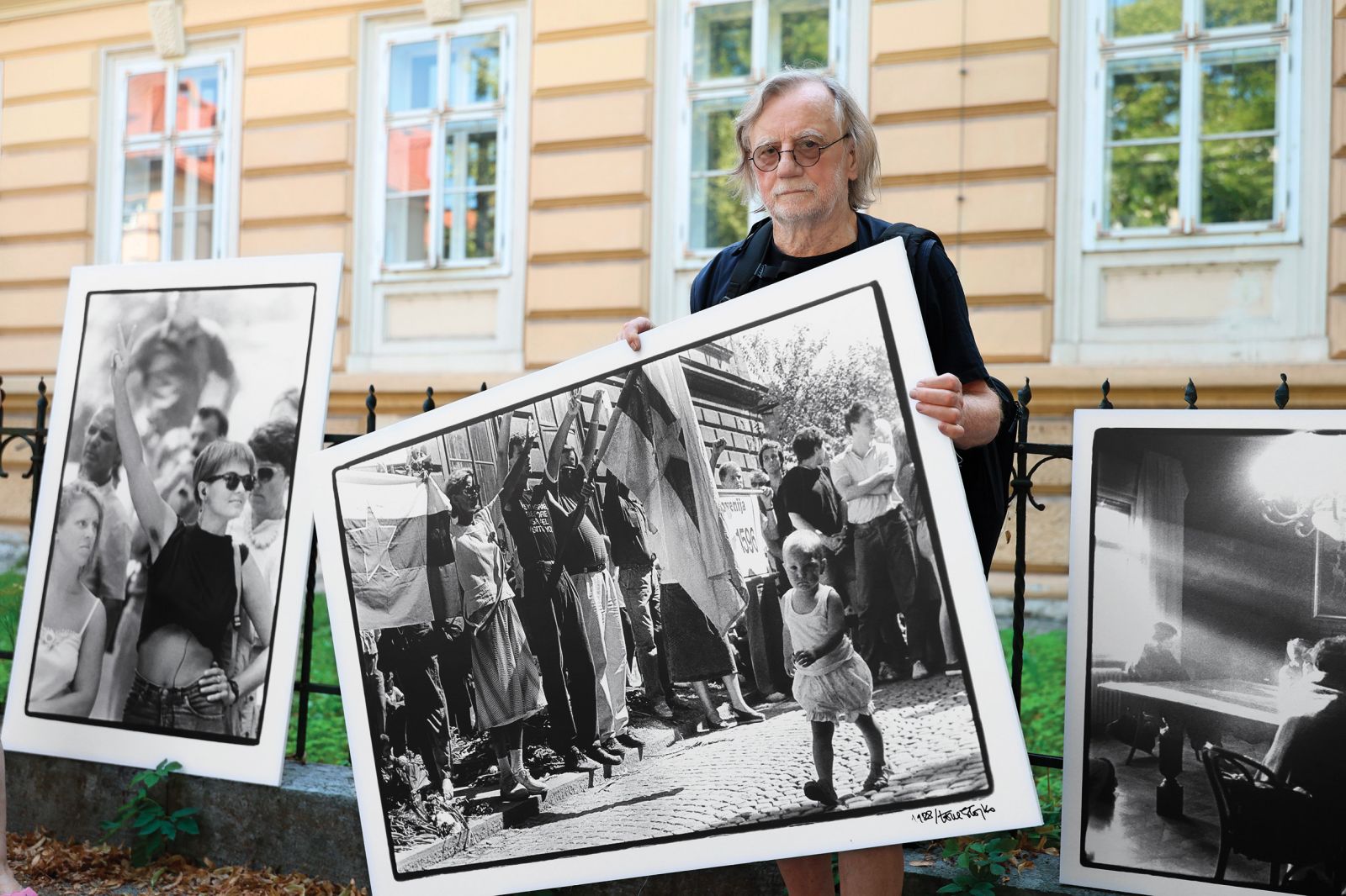 Tone Stojko, sopotnik osamosvojitve s fotografijami, ki so nastale v času procesa pred vojaškim sodiščem.