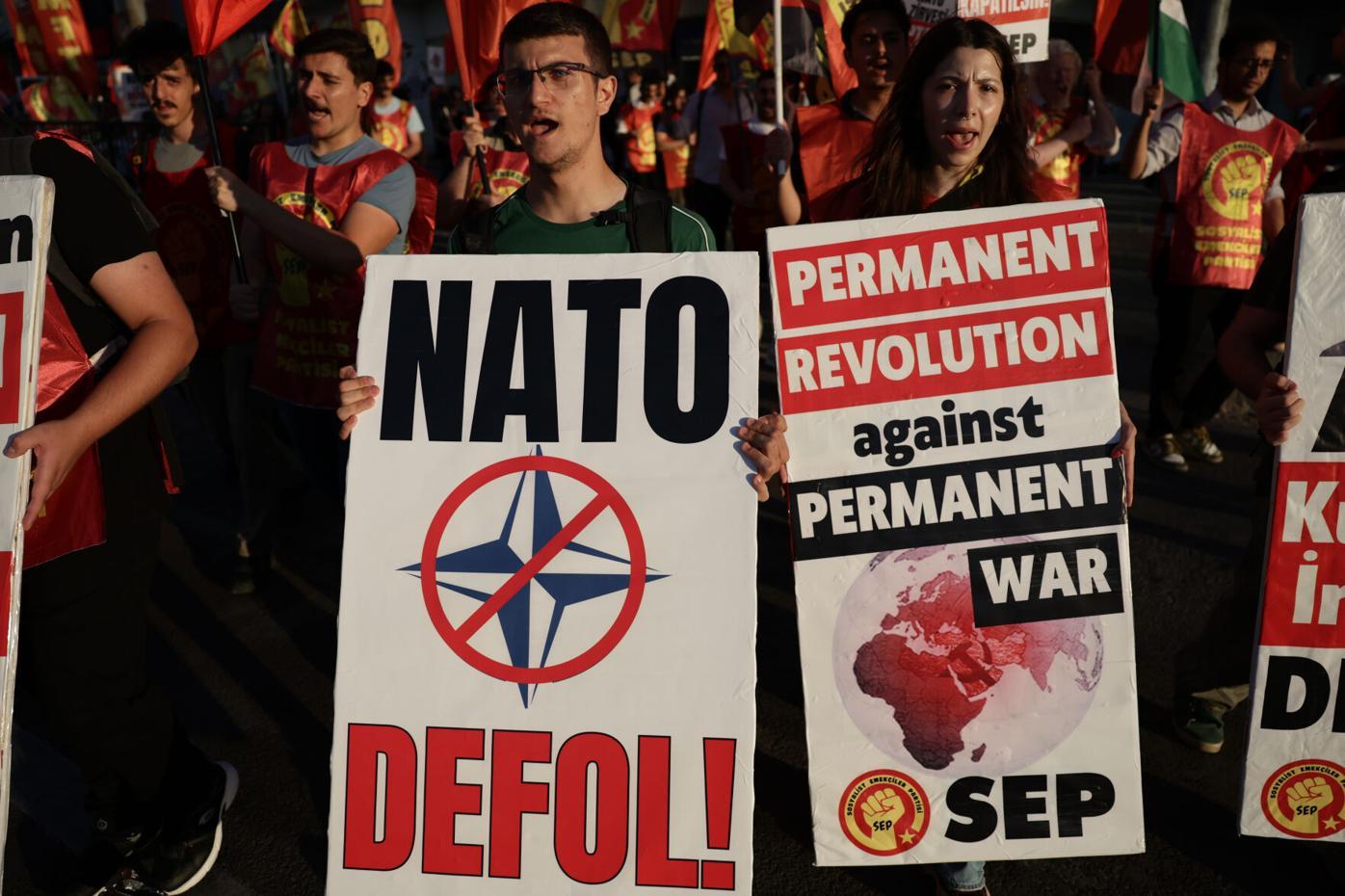 »Morilski Nato, ven iz države«