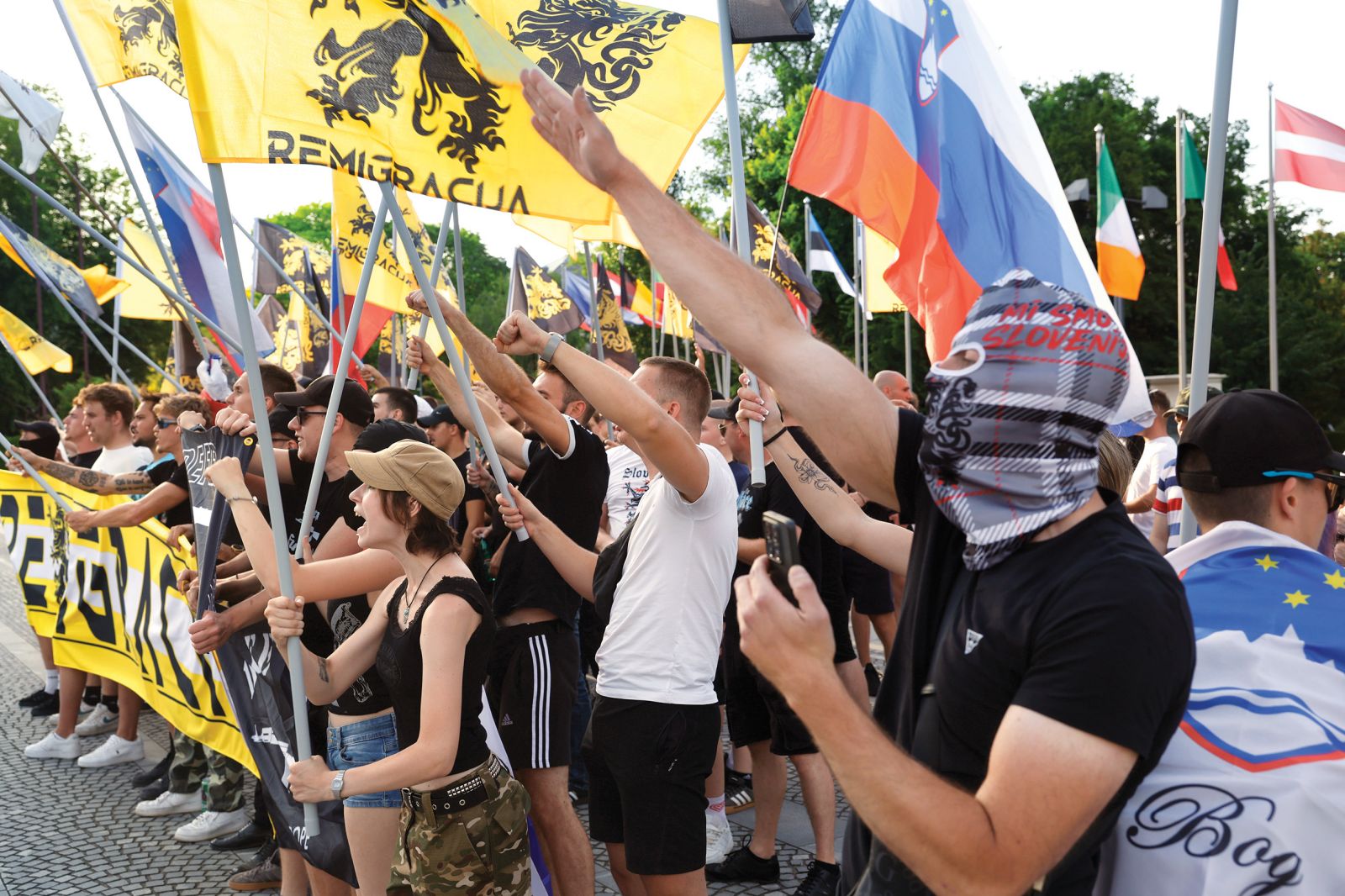 Shod mladih »domoljubov« v Ljubljani minuli teden. Tega je obsodila tudi predsednica države Nataša Pirc Musar, ki je zapisala, da nacistična ikonografija, dvigovanje desnic in pozivi k tako imenovani remigraciji »niso domoljubje«, pač pa »zastraševanje, širjenje sovraštva in napad na temeljne vrednote ustavne demokracije«.