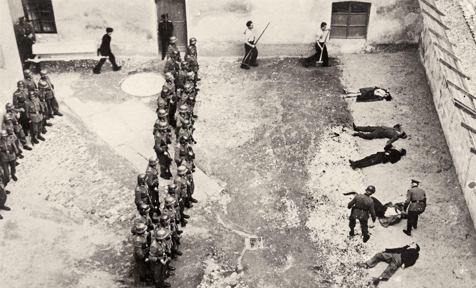 Streljanje talcev na dvorišču zapora Stari pisker v Celju 22.7.1942. Usmrtitev je dokumentiral eden od prisotnih policistov. Film je dal razviti celjskemu fotografu Josipu Pelikanu, ki je napravil kopijo.