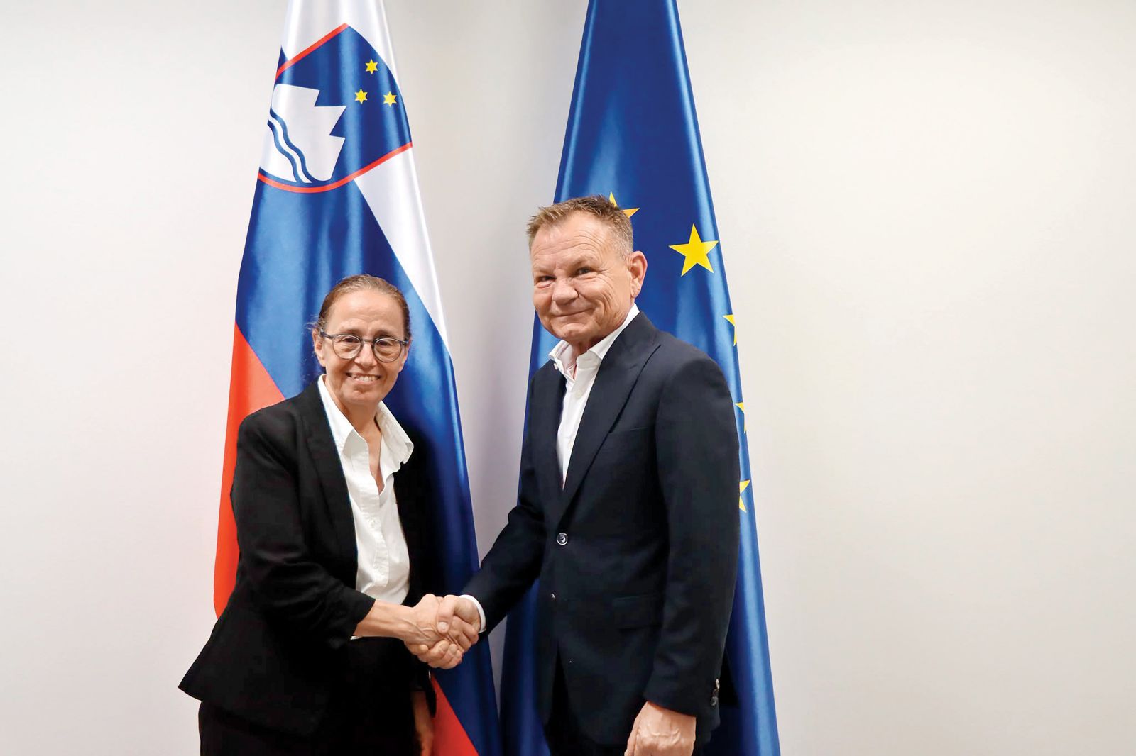 Tik pred zasedanjem Sveta EU na temo sankcij proti Izraelu se je veleposlanica Izraela Ruth Cohen-Dar srečala z Janševim zaupnikom, notranjim ministrom Francijem Matozom.