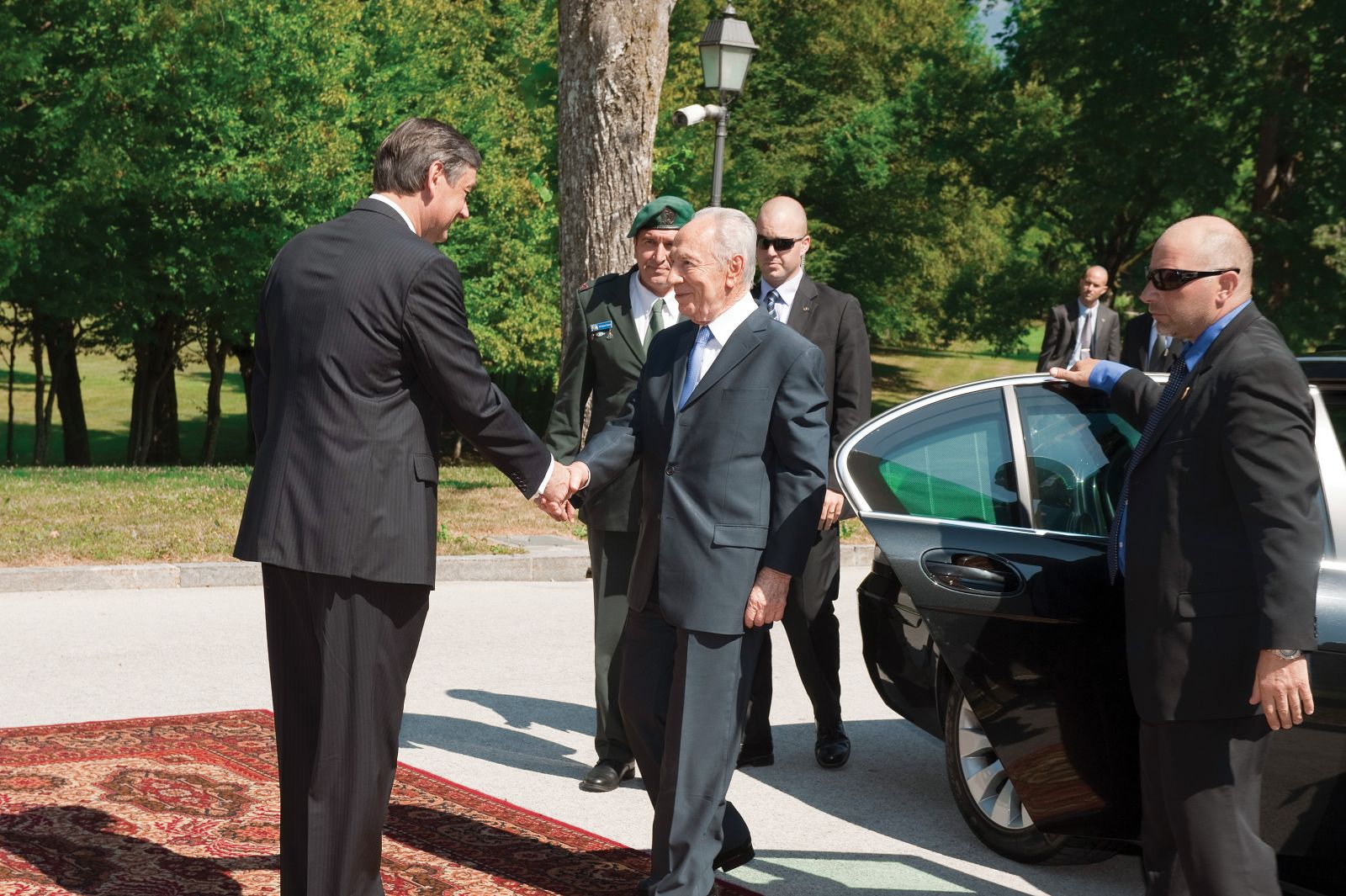 Slovenijo je kot najvišji izraelski državni predstavnik julija 2010 obiskal predsednik države Šimon Peres. Kmalu za tem so se zaradi izraelskih napadov na Gazo odnosi med obema državama dejansko že porušili.