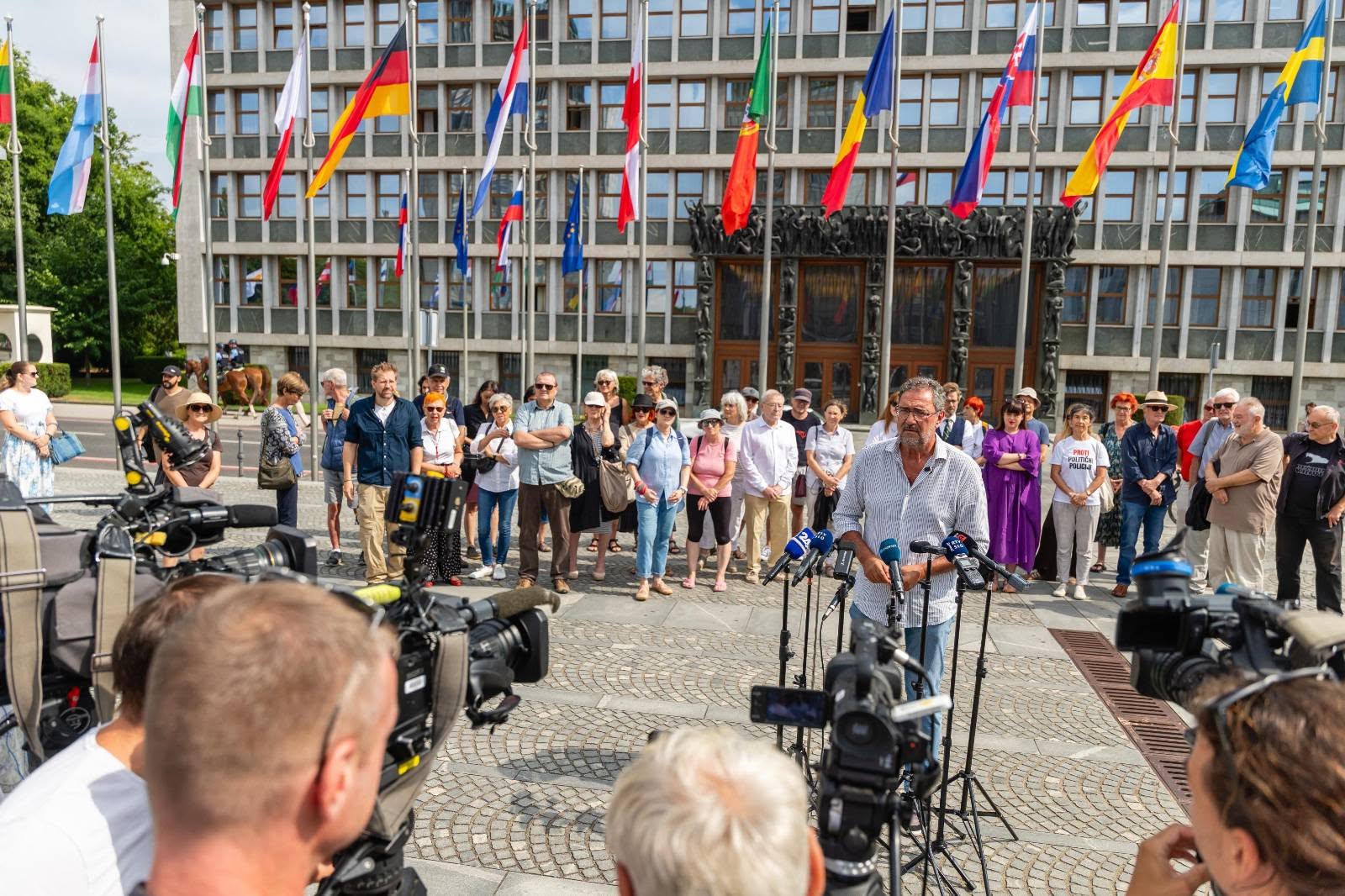 Vloženih okoli 44.600 podpisov za referendum