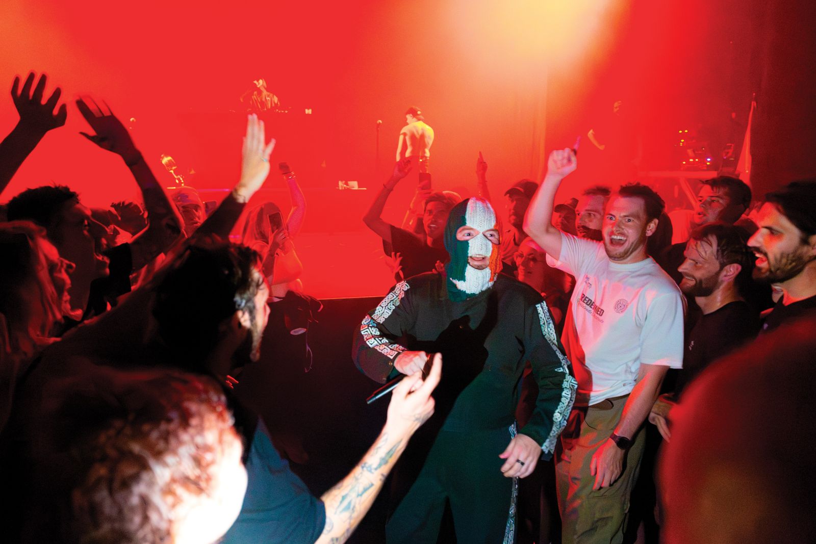 Mo Chara (levo), na koncertih odet v palestinsko kefijo, in Móglaí Bap (desno) sta suverena in karizmatična performerja.