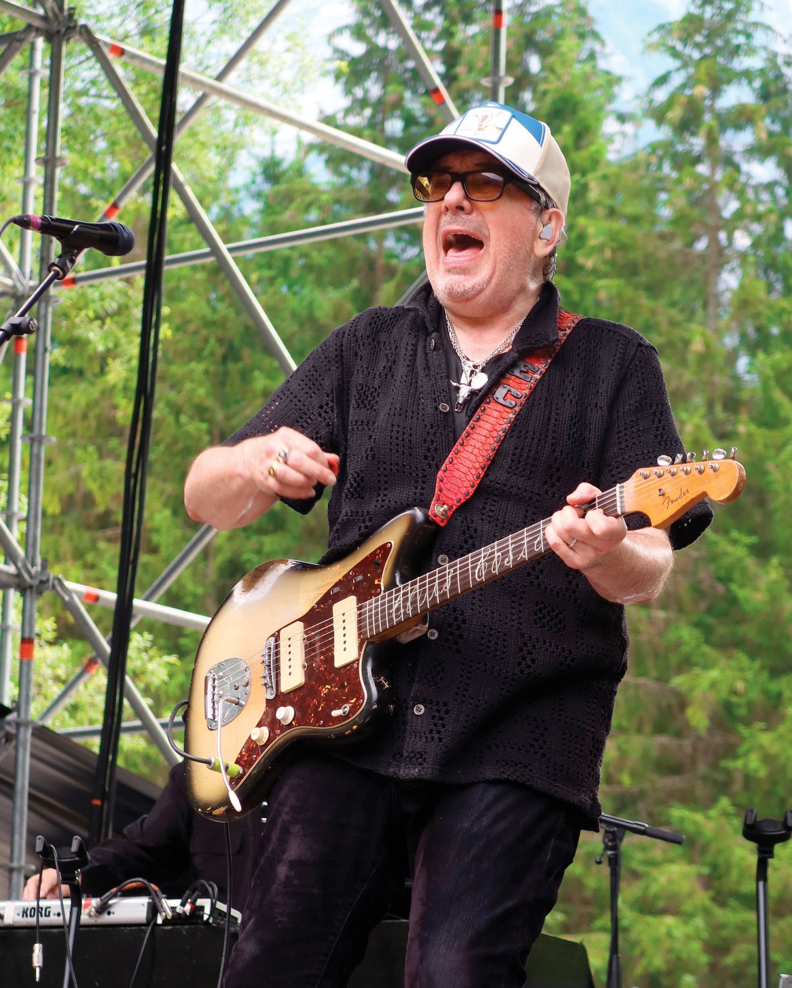 Elvis Costello in Tom Smith (Editors); No Borders 2026, Belopeška jezera | Maja Pertič Gombač