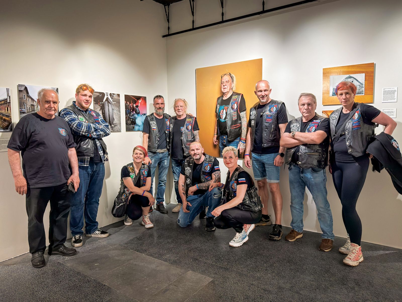 Rob Hornstra: Običajni ljudje; člani motorističnega kluba Heavens Devills iz Koroške pred svojo fotografijo, Galerija Jakopič, LJ | Boštjan Pucelj