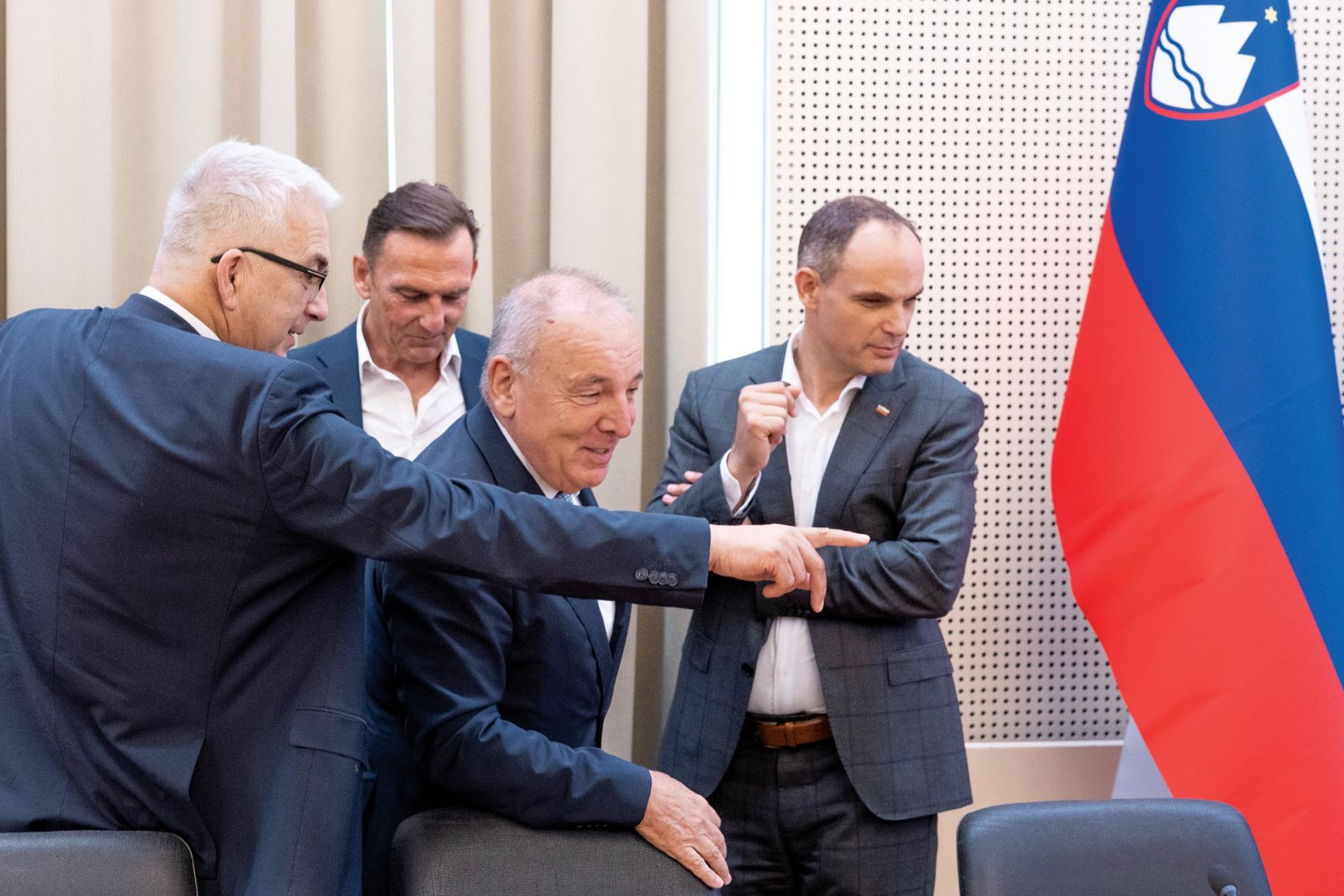 Prava smer: veselo druženje predstavnikov gospodarstva in vlade na Ekonomskosocialnem svetu: Mitja Gorenšček, GZS, Marjan Trobiš, predsednik Združenja delodajalcev Slovenije, ter ministra Andrej Šircelj in Anže Logar | Borut Krajnc