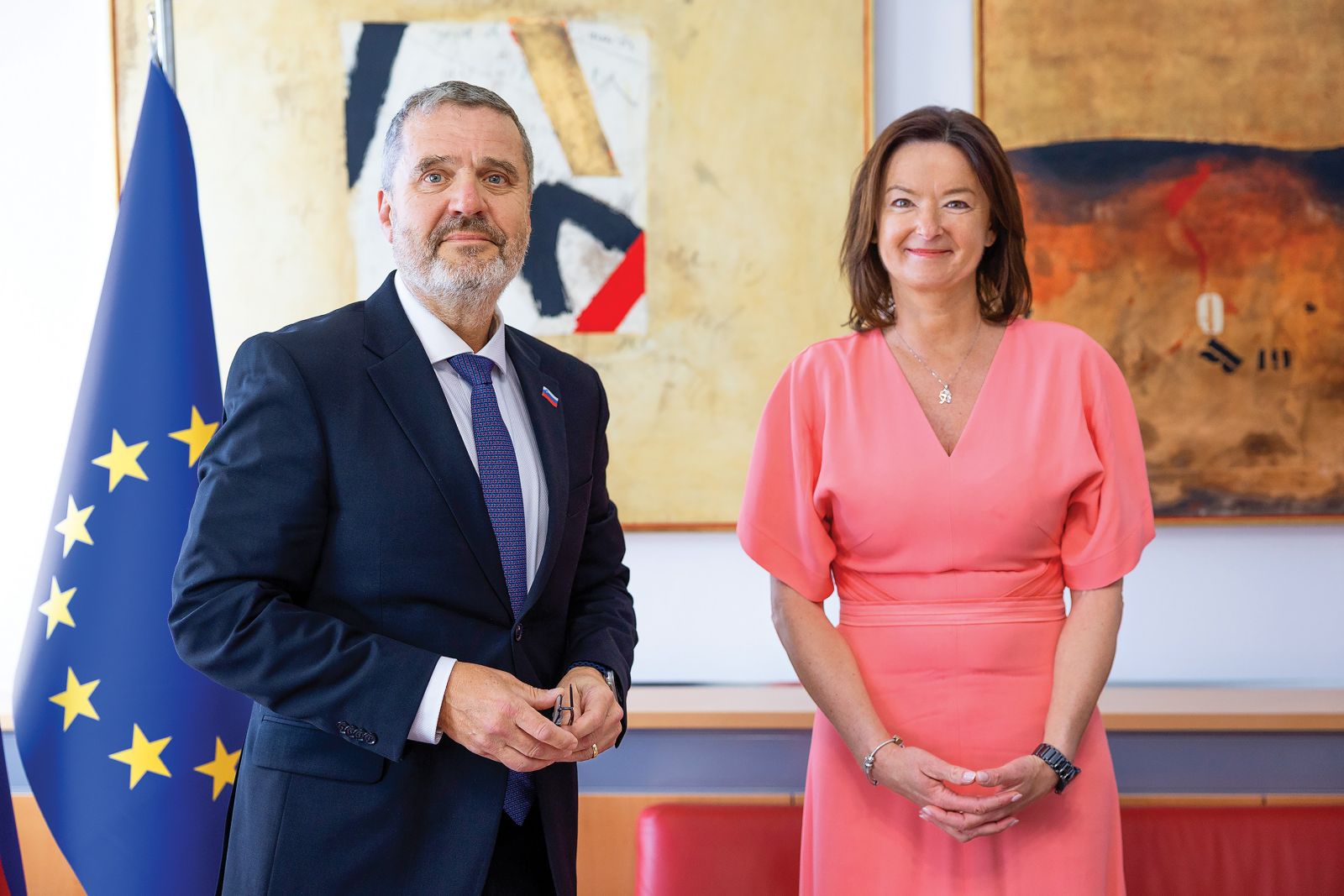 Tone Kajzer je Tanji Fajon sprva čestital za uspeh, zanimal ga je postopek in jo je podpiral – nato pa se je moral ukloniti. (Na fotografiji ob primopredaji poslov 9. junija 2026) / Foto: STA