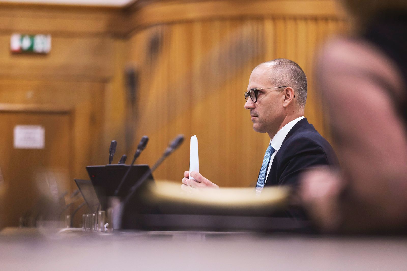 S kom se pogovarja minister Ostrc?