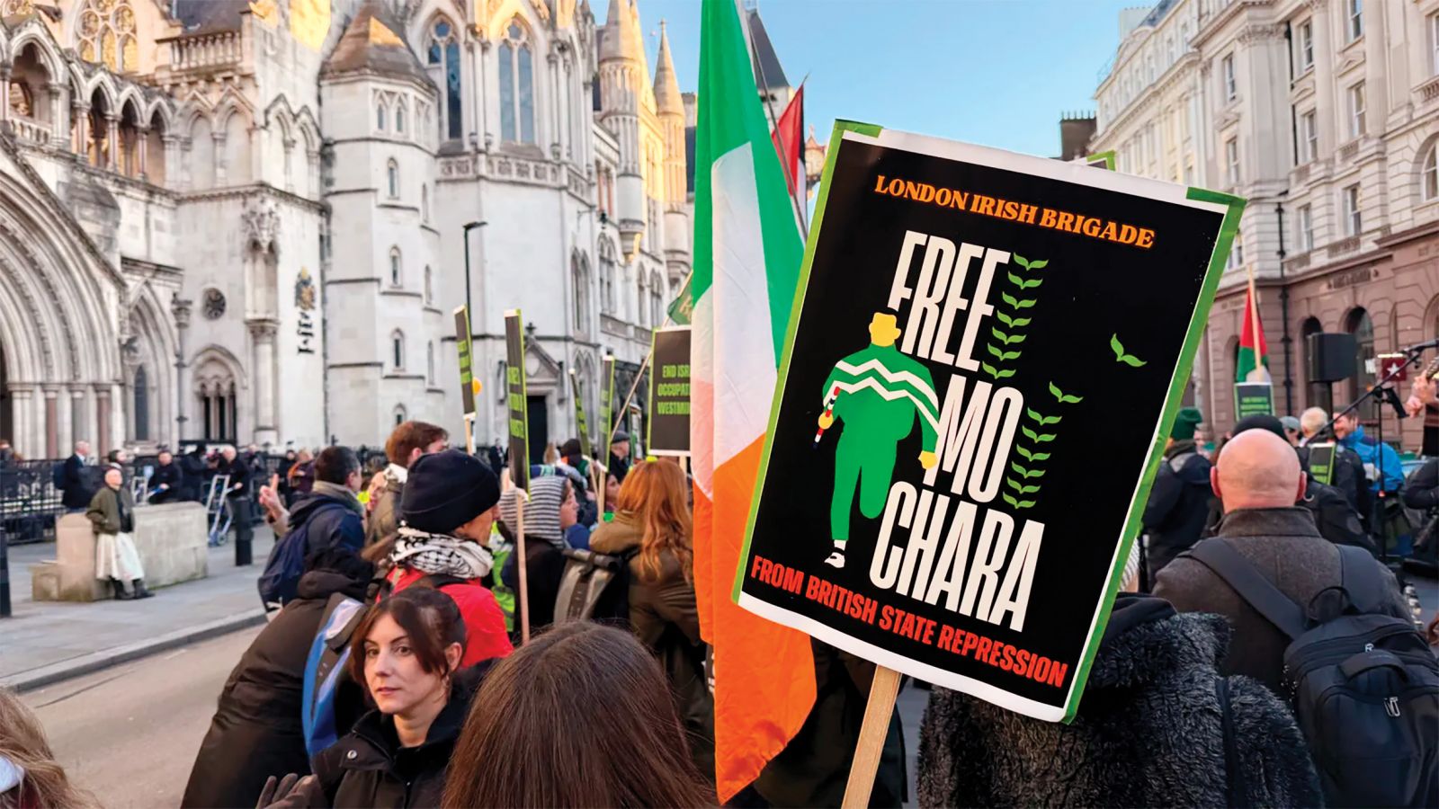 Britanska vlada člana zasedbe, raperja Moja Charo, sodno preganja zaradi domnevnega terorizma. Sojenje na višjem sodišču v Londonu, ki se je pričelo te dni, so spremljali množičen protest podpornikov skupine.