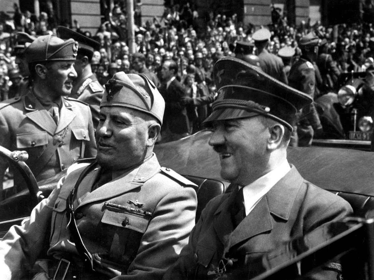 Italijanski fašistični voditelj Benito Mussolini in nemški nacistični voditelj Adolf Hitler leta 1945
