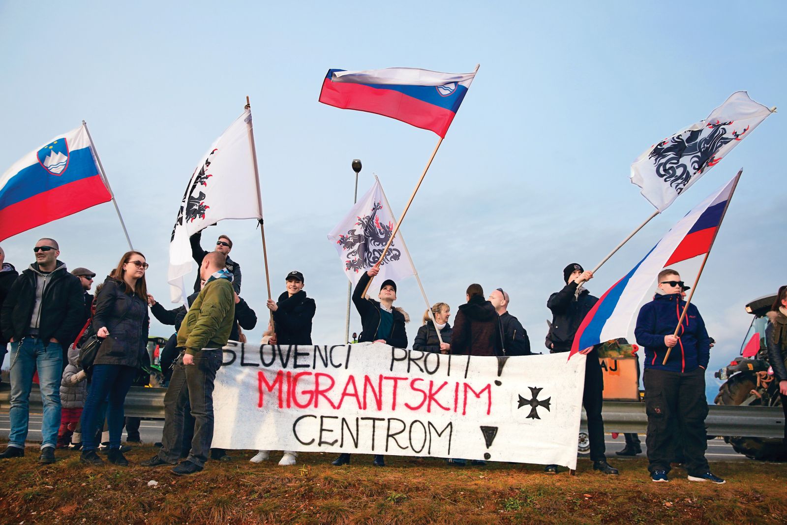 Od kod takšna trdoživost in priljubljenost najmračnejših ideologij, sebičnosti? (Na fotografiji shod proti migrantskemu centru v Šenčurju leta 2016)