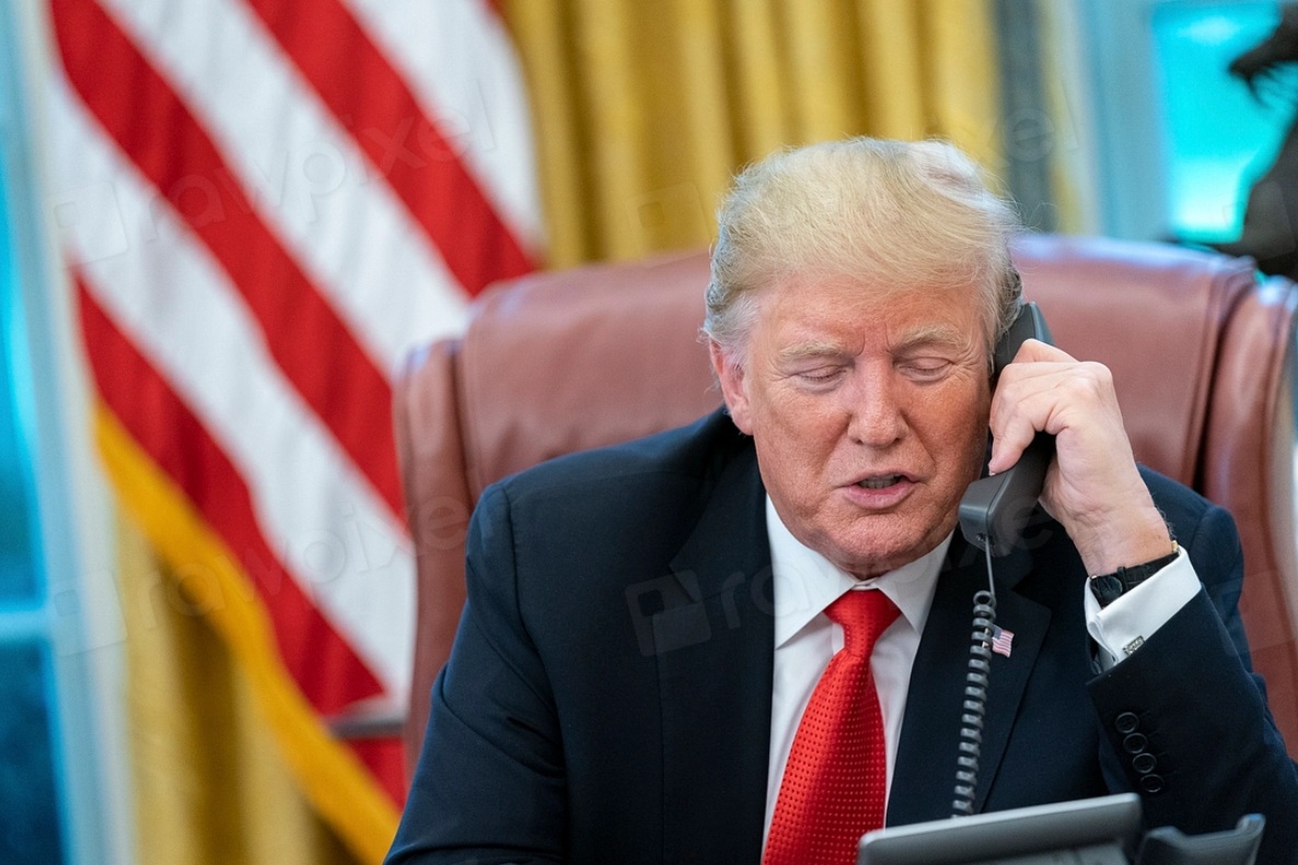 Trump proti Iranu poslal vojaške ladje