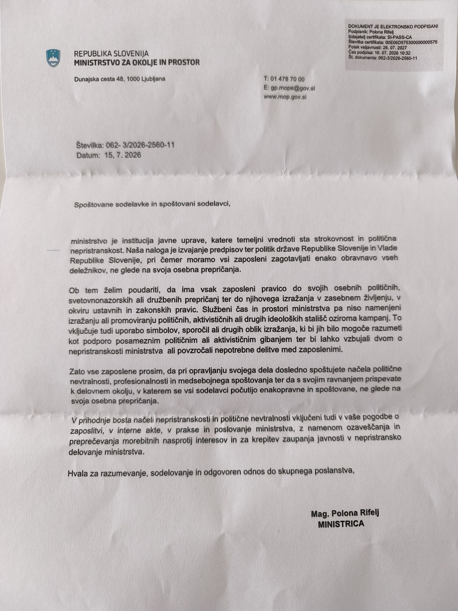 Obvestilo, ki sodelavce na ministrstvu za okolje in prostor opozarja, da bodo V prihodnje bosta načeli nepristranskosti in politične nevtralnosti vključeni tudi v vaše pogodbe o zaposlitvi, v interne akte, v prakse in poslovanje ministrstva, z namenom ozaveščanja in preprečevanja morebitnih nasprotij interesov in za krepitev zaupanja javnosti v nepristransko delovanje ministrstva.