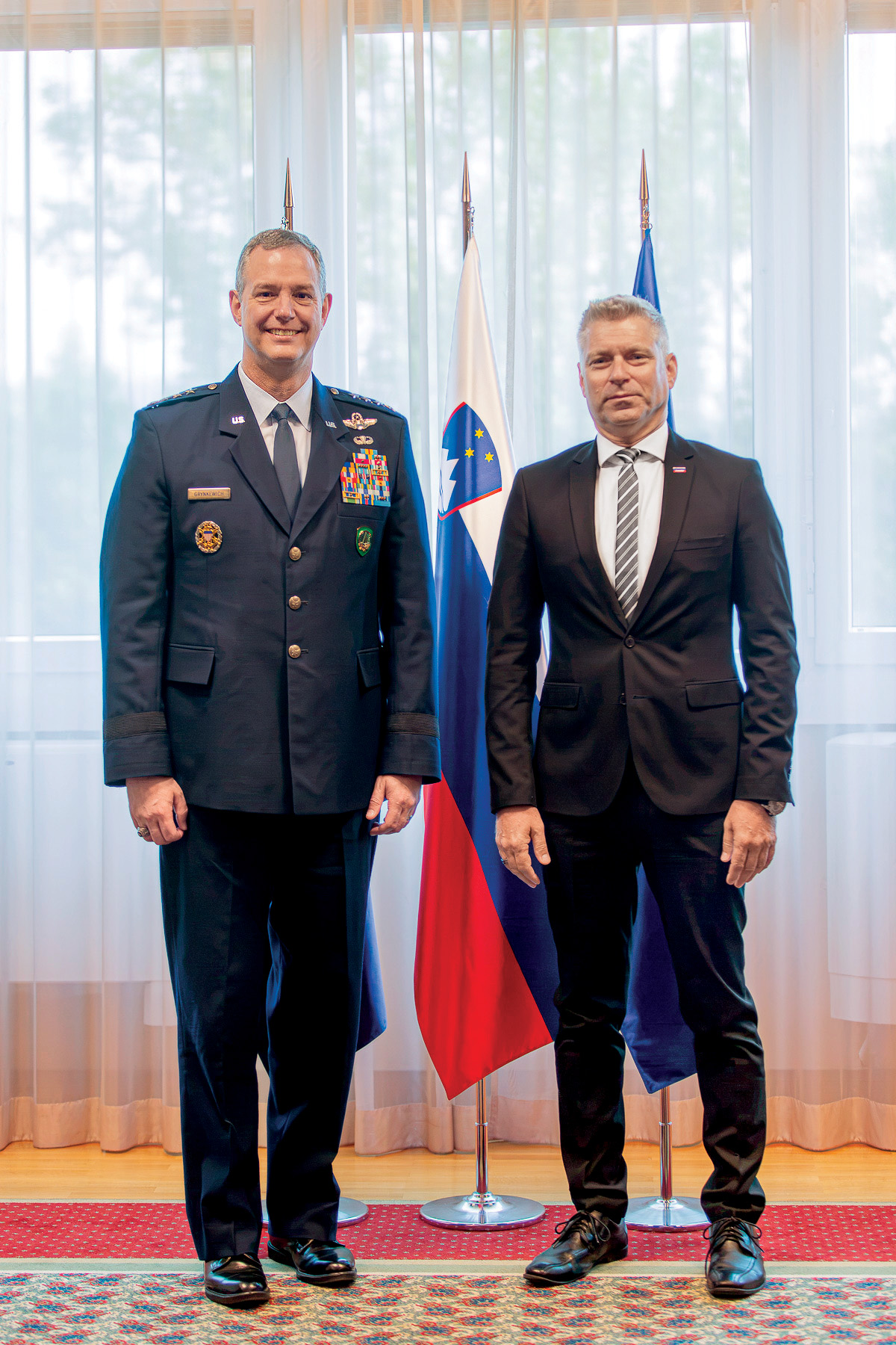 Valentin Hajdinjak, minister za obrambo, ob obisku vrhovnega poveljnika zavezniških sil za Evropo generala Alexusa G. Grynkewicha