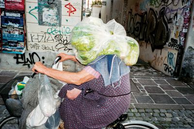 Značilni mestni liki in posebneži so zanju pomemben del mesta, ki ga želita s svojimi fotografijami ohraniti.