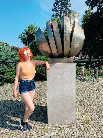 Popotniki med seboj malodane tekmujejo, kdo lahko na Googlu bolj prehvali krompirjev spomenik, ob tem pa tudi množično objavljajo fotografije, na katerih ob spomeniku molijo, ga občudujejo, ob njem globoko premišljujejo in celo ližejo.