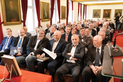 Osamosvojitelji – med njimi tudi ustavni pravnik Peter Jambrek, ki je namignil, da je predsednica republike nemara kršila ustavne zakonitosti (na fotografiji je drugi z desne, sedi ob Janezu Janši; fotografija je bila posneta aprila 2026 ob 80-letnici Dimitrija Rupla).