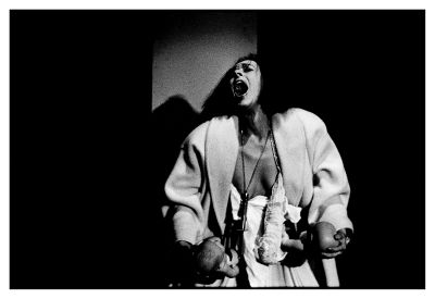 Milena Zupančič kot Medeja v odmevni istoimenski predstavi, ki jo je po dramskem besedilu Daneta Zajca na oder SNG Drama Ljubljana leta 1990 postavila režiserka Meta Hočevar