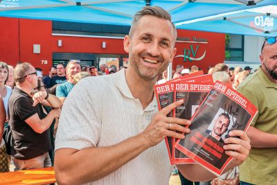 Ulrich Siegmund, volilni kandidat AfD v deželi Saška – Anhalt na družinskem festivalu v mestu Klötze z izvodi revije Der Spiegel, ki ga je razglasila za najnevarnejšega človeka v Nemčiji