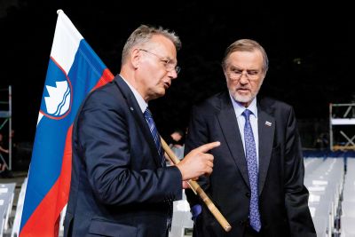 Geograf in laični demograf Lojze Peterle napoveduje konec slovenstva do konca stoletja, če ne bo prišlo do velikega preobrata v številu otrok čistih Slovencev (na fotografiji skupaj z Marjanom Podobnikom, nekoč predsednikom SLS)