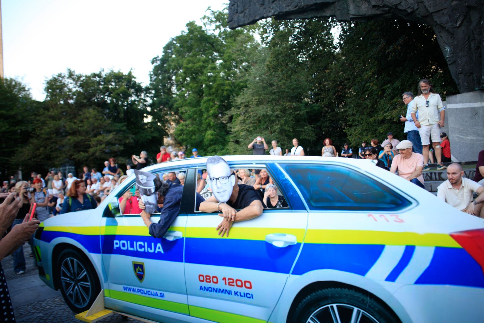 Mijiča, ki so ga organizatorji protesta tudi povabili na soočenje z ljudstvom, a se na vabilo ni odzval, so simbolično pridržali