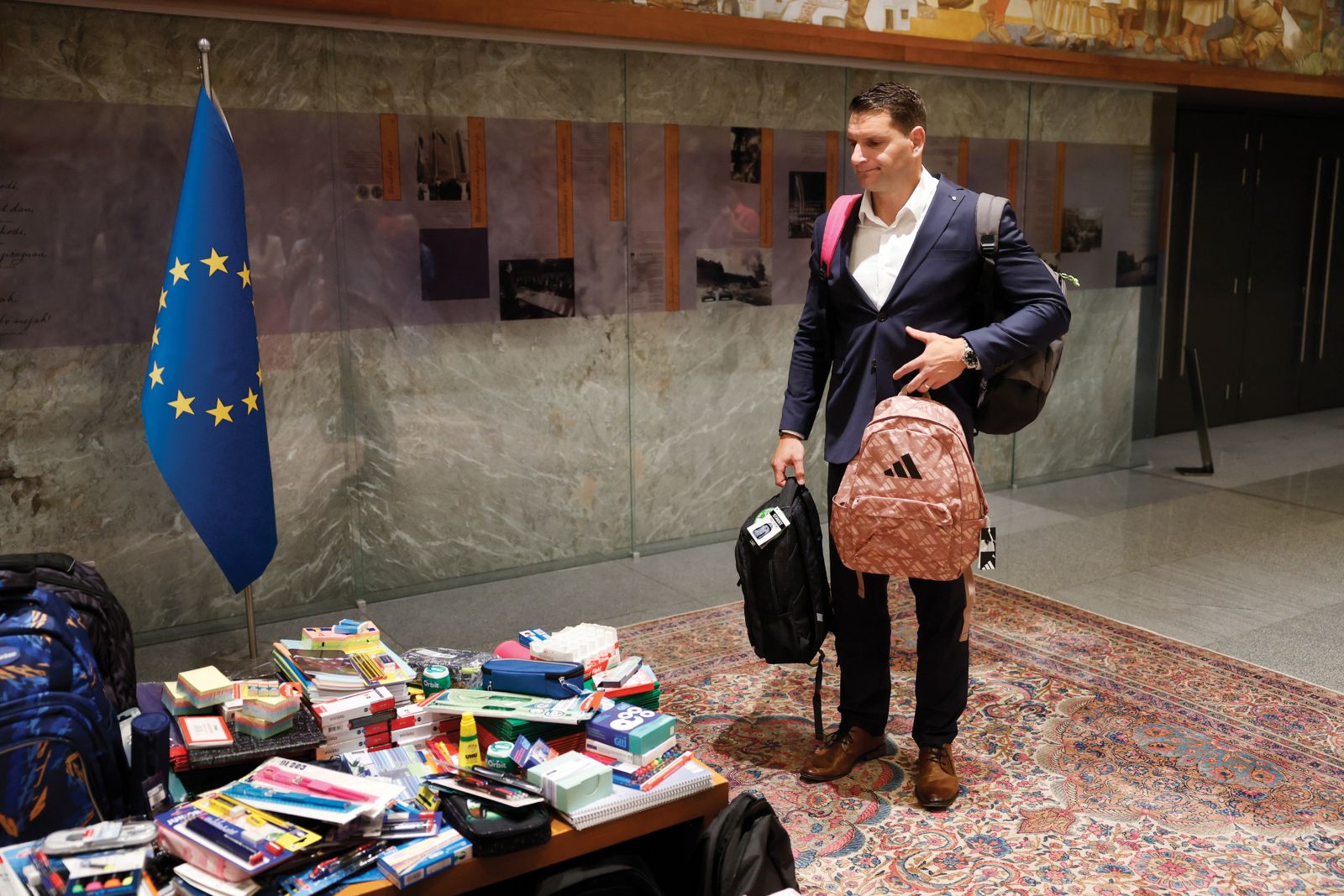 Predsednik DZ Zoran Stevanović je v imenu zaposlenih v državnem zboru ter poslank in poslancev predal donacijo šolskih torb in šolskih potrebščin Zvezi prijateljev mladine Slovenije za njihov program Polna šolska torba. | Borut Krajnc