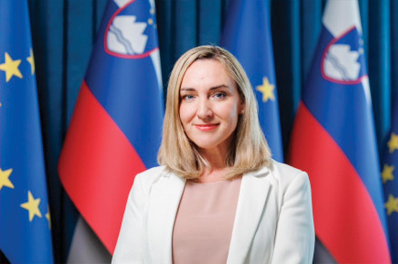 Janševi superuradniki