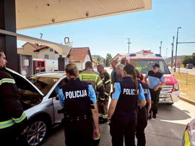 Je pa tale prigoda s »fatalno distrakcijo« utrdila mojo vero v javni sektor. Iz avta smrti me ni rešil kapital. Prav tako me ni rešil prosti trg. Rešil me je javni sektor – gasilci in policisti, solidarnost in prostovoljci. In Ana, stomatologinja iz javnega sektorja. 
